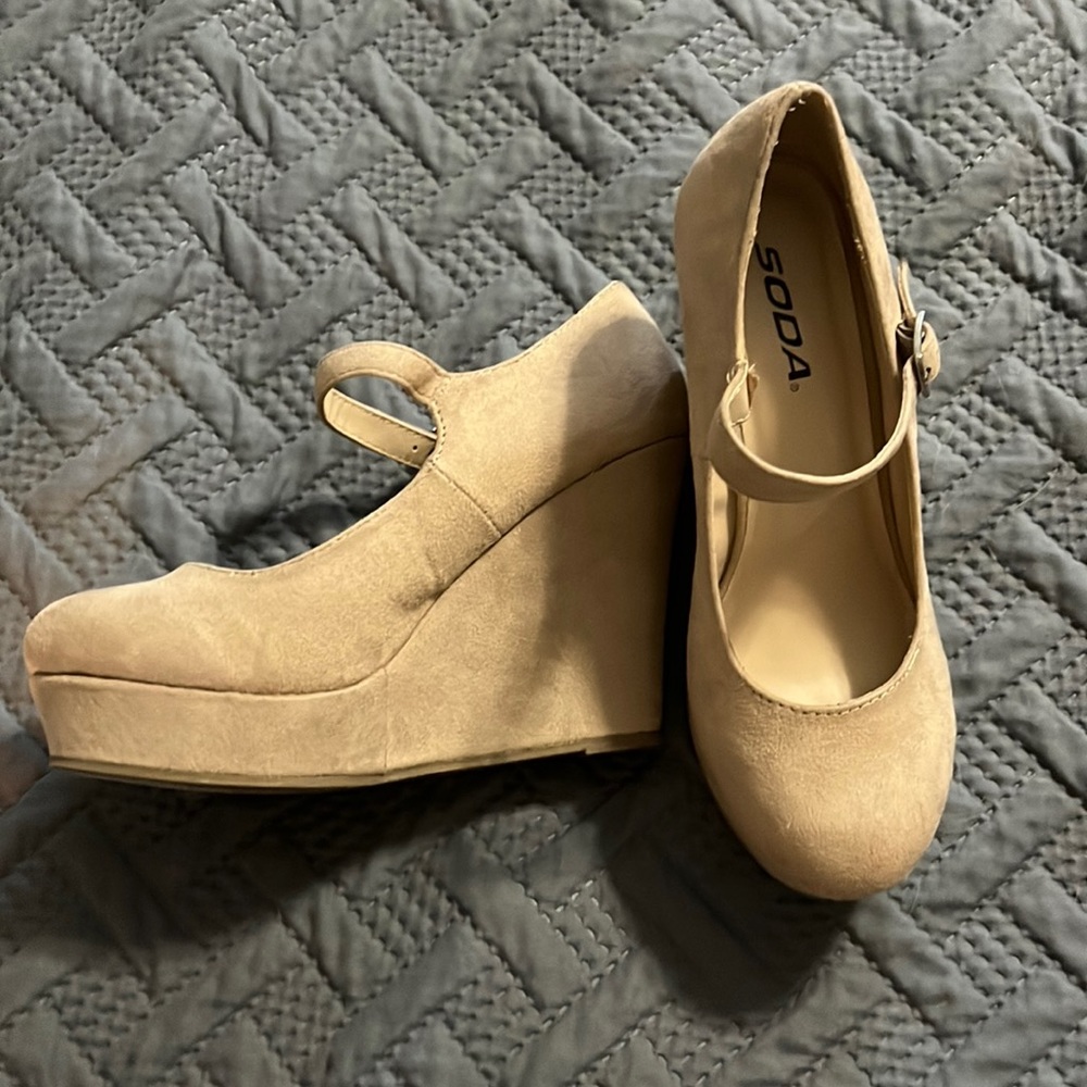 Women’s size 7 nude wedges